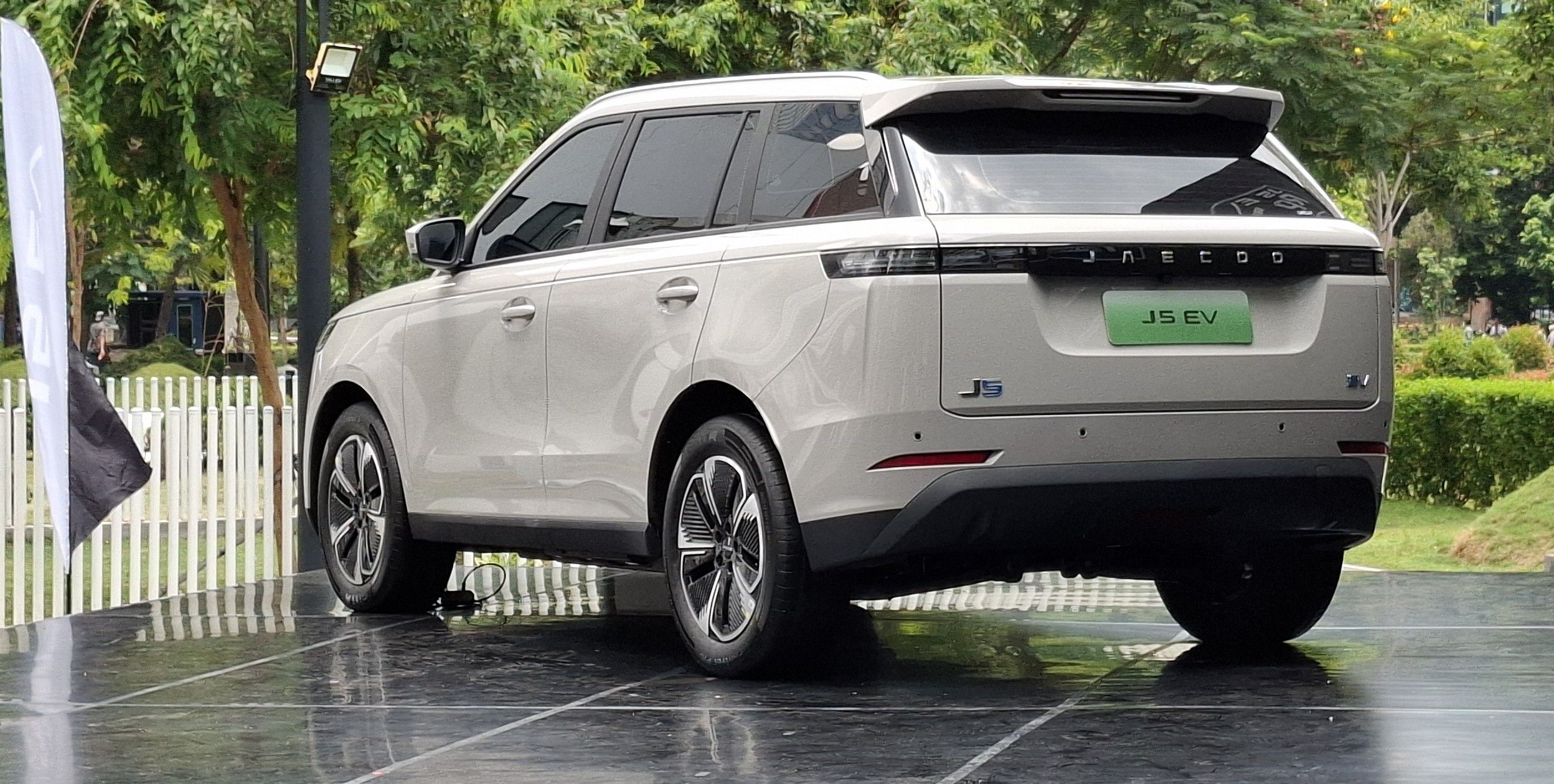 SUV listrik Jaecoo J5 EV memiliki desain maskulin. (Chadie)