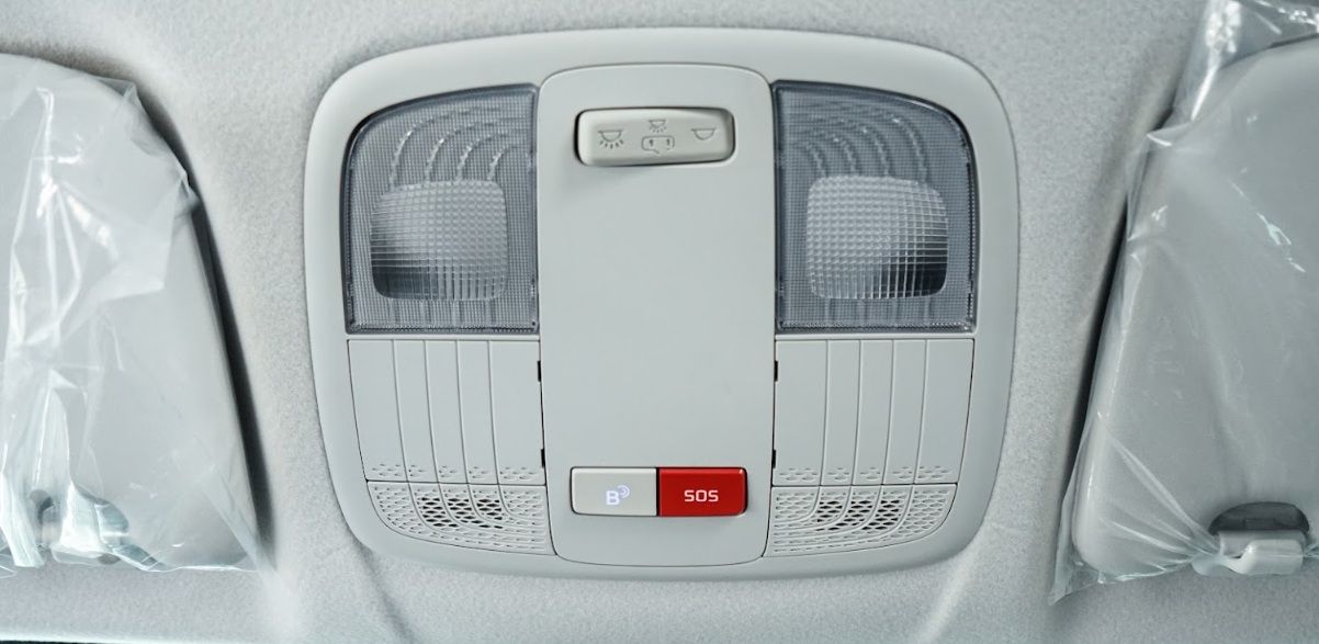 Tombol darurat di lampu plafon depan. Hyundai Gowa)