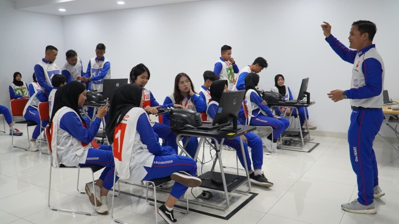 Berlatih keselamatan berkendara melalui Honda Riding Simulator. (AHM)