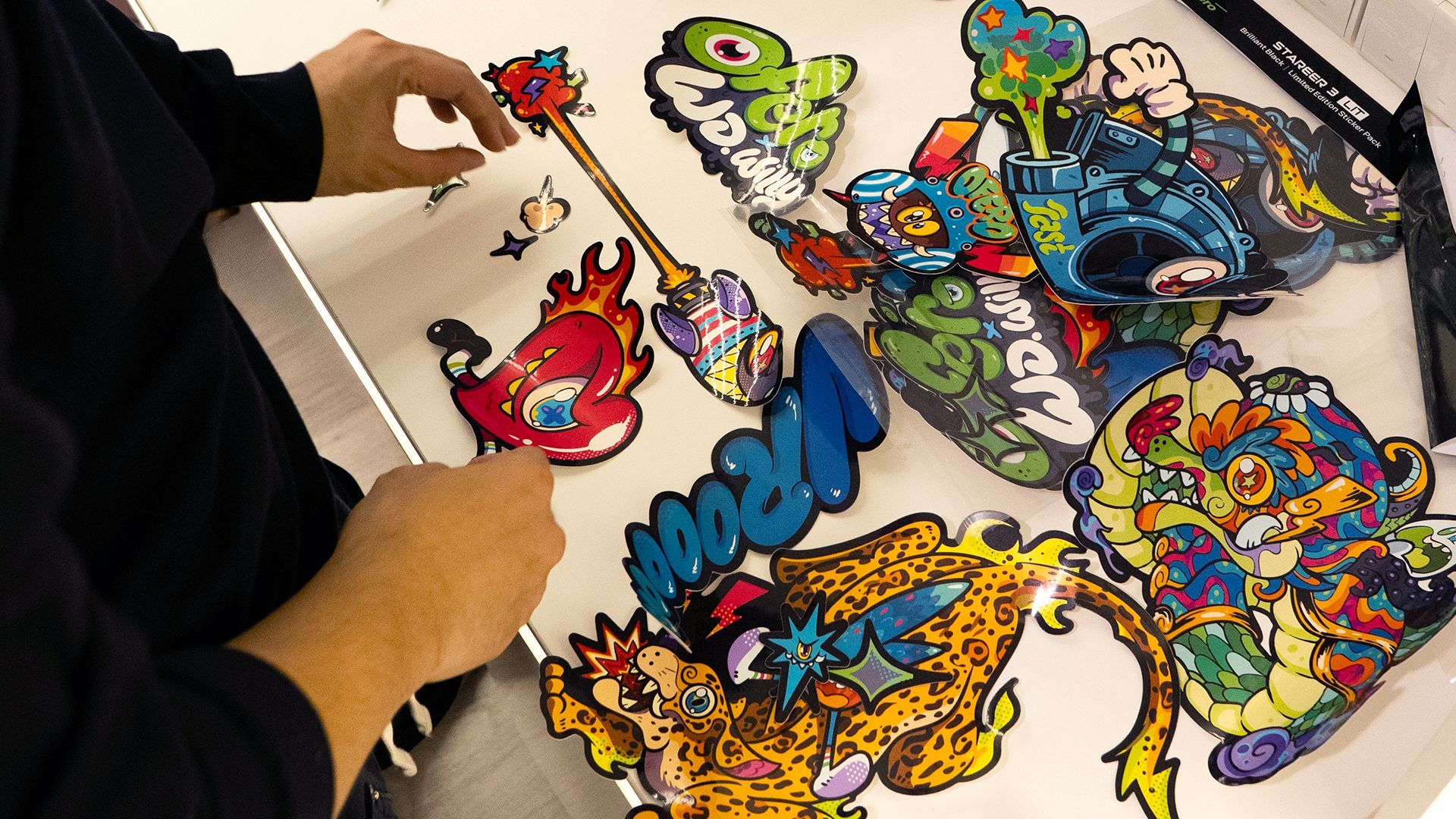 Koleksi stiker eksklusif Ofero Stareer 3 Lit Brilliant Black X WD Willy. (Ofero Indonesia)