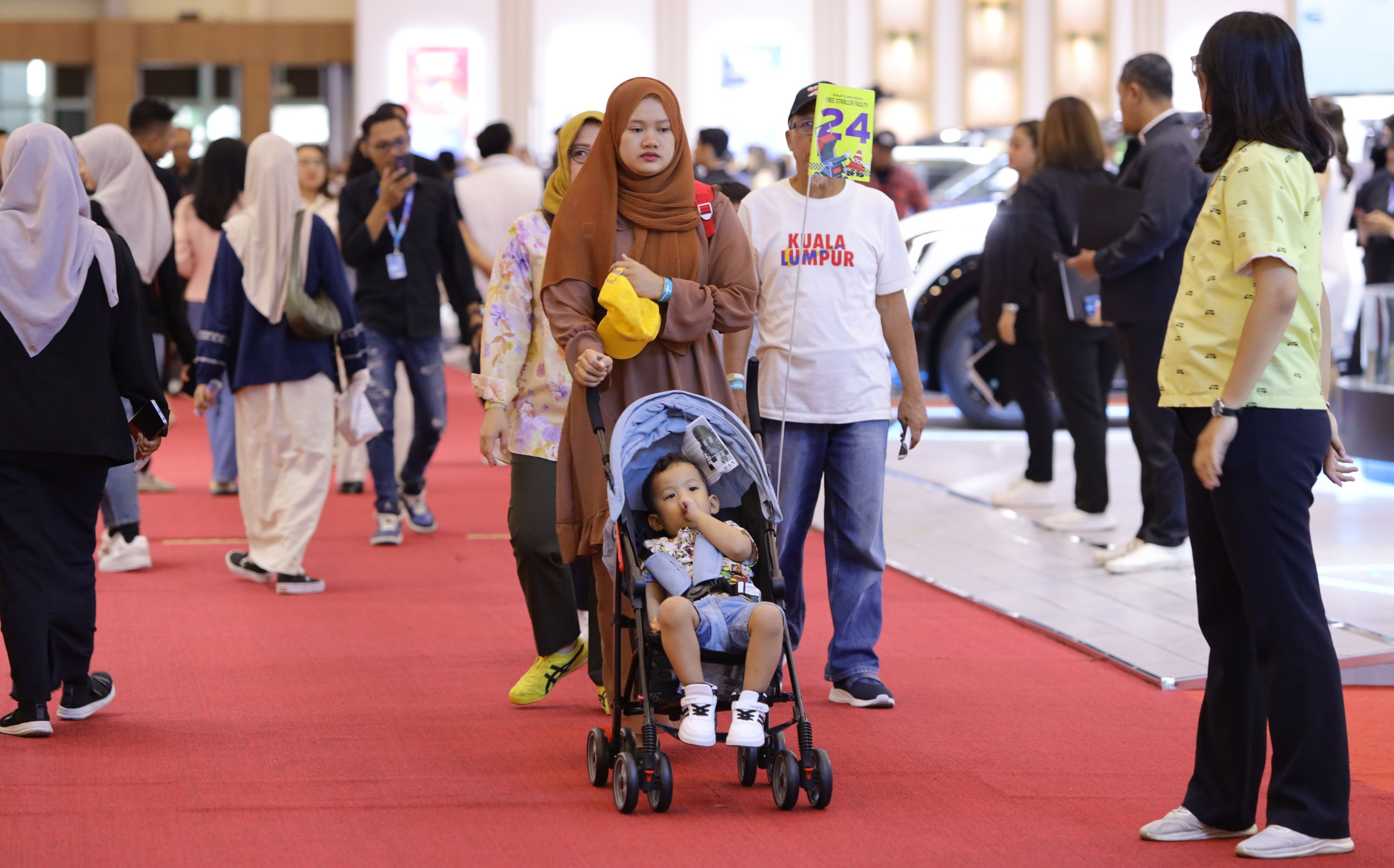Selain kursi roda, pengunjung juga dapat meminjam stroller gratis di area pameran. (Seven Event)