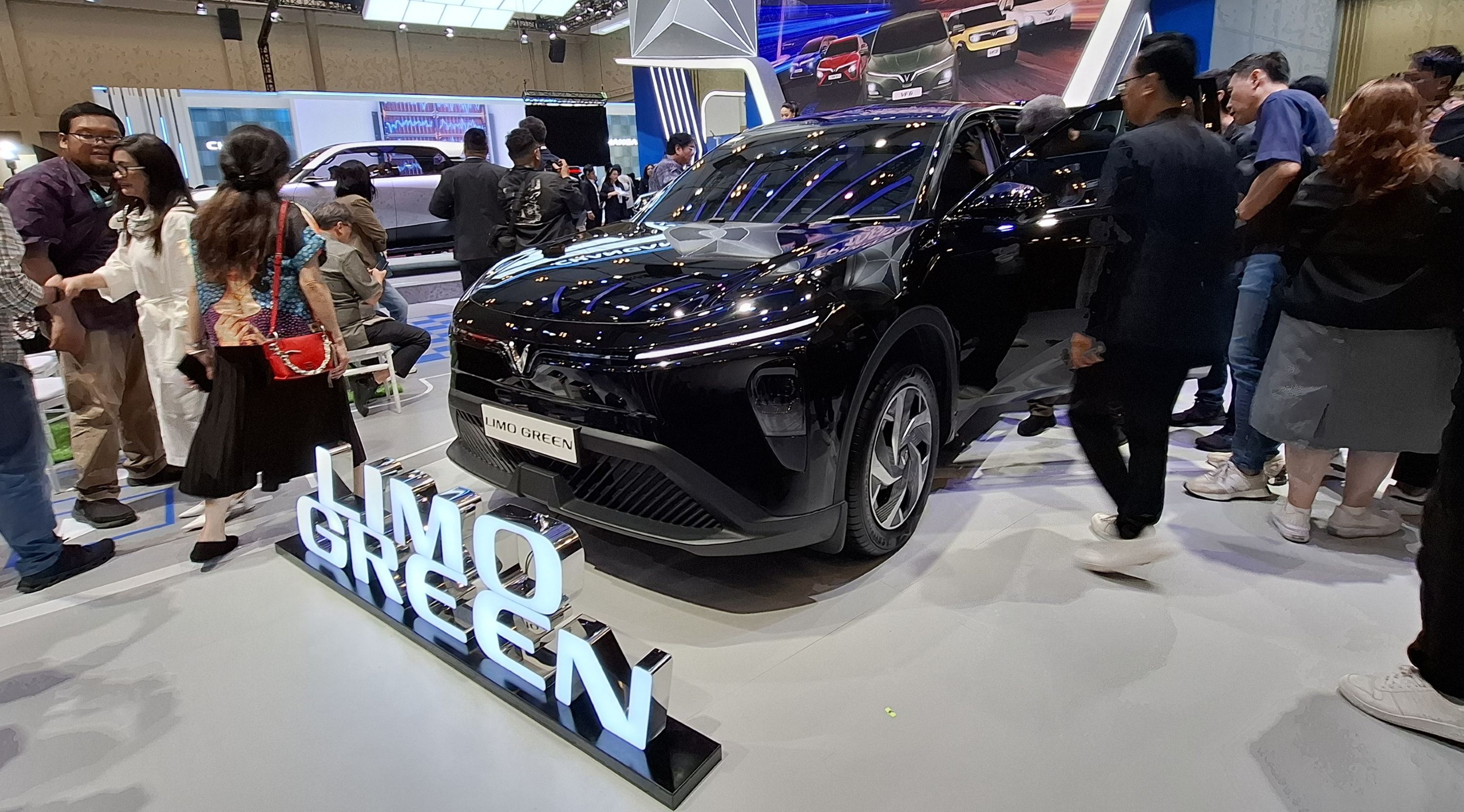 ViFast Limo Green langsung mendapat perhatian pengunjung GJAW 2025. (Chadie)