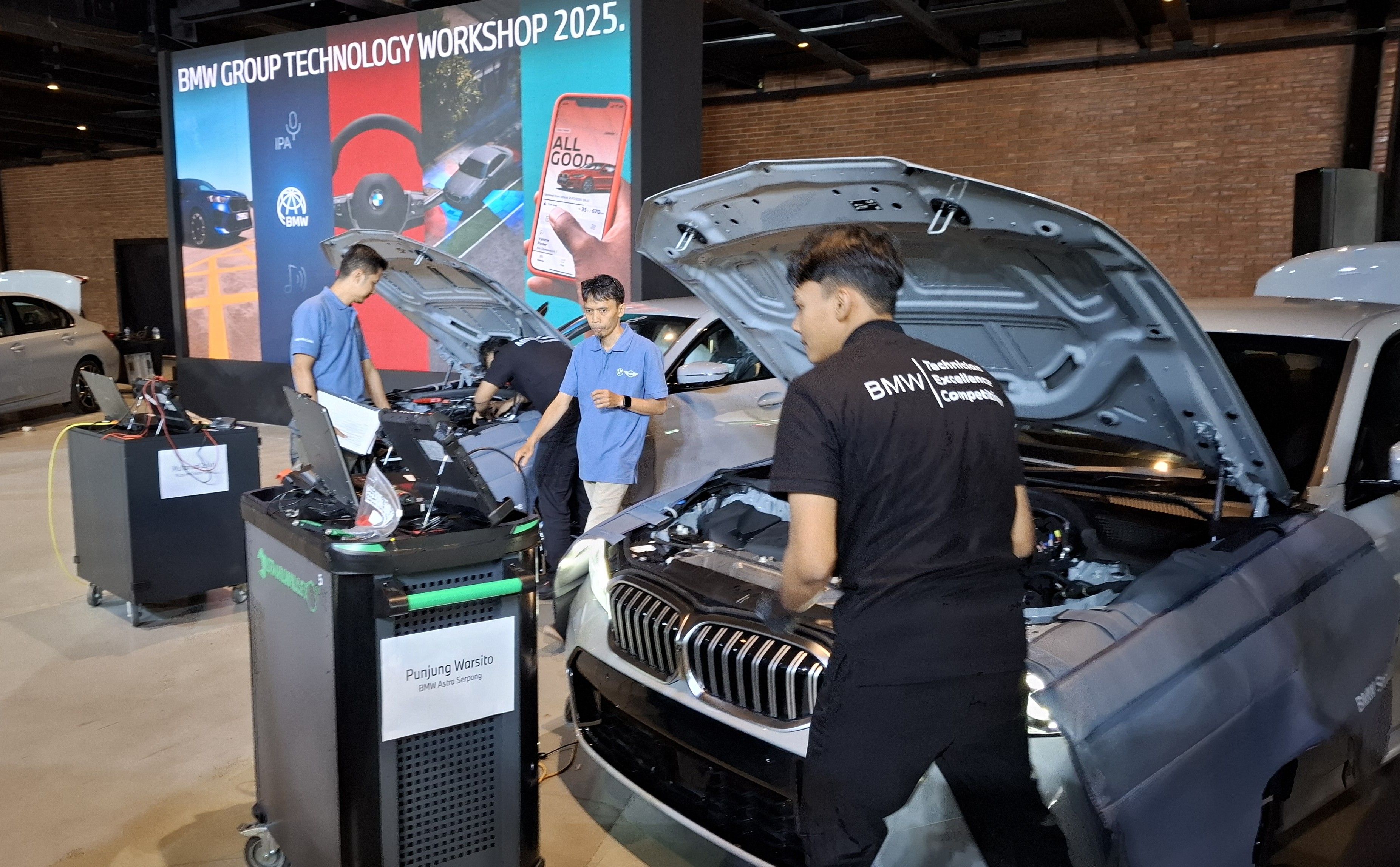 Salah satu peserta sibuk menemukan permasalahan kendaraan di ajang final BMW TEC 2025. (Chadie)