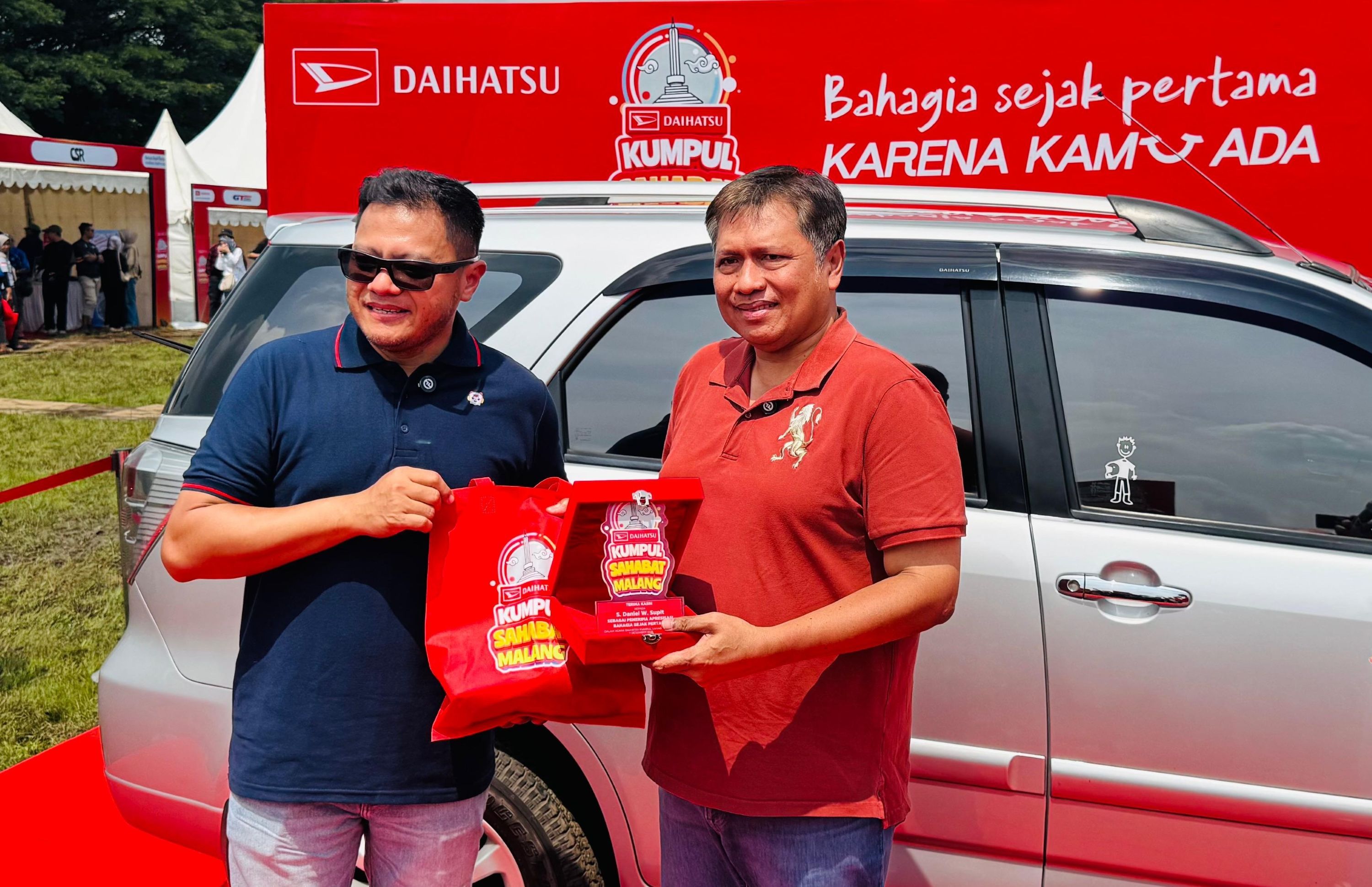 Daihatsu memberikan apresiasi kepada Daniel Supit yang telah setia menggunakan Terios selama 14 tahun. (ADM)