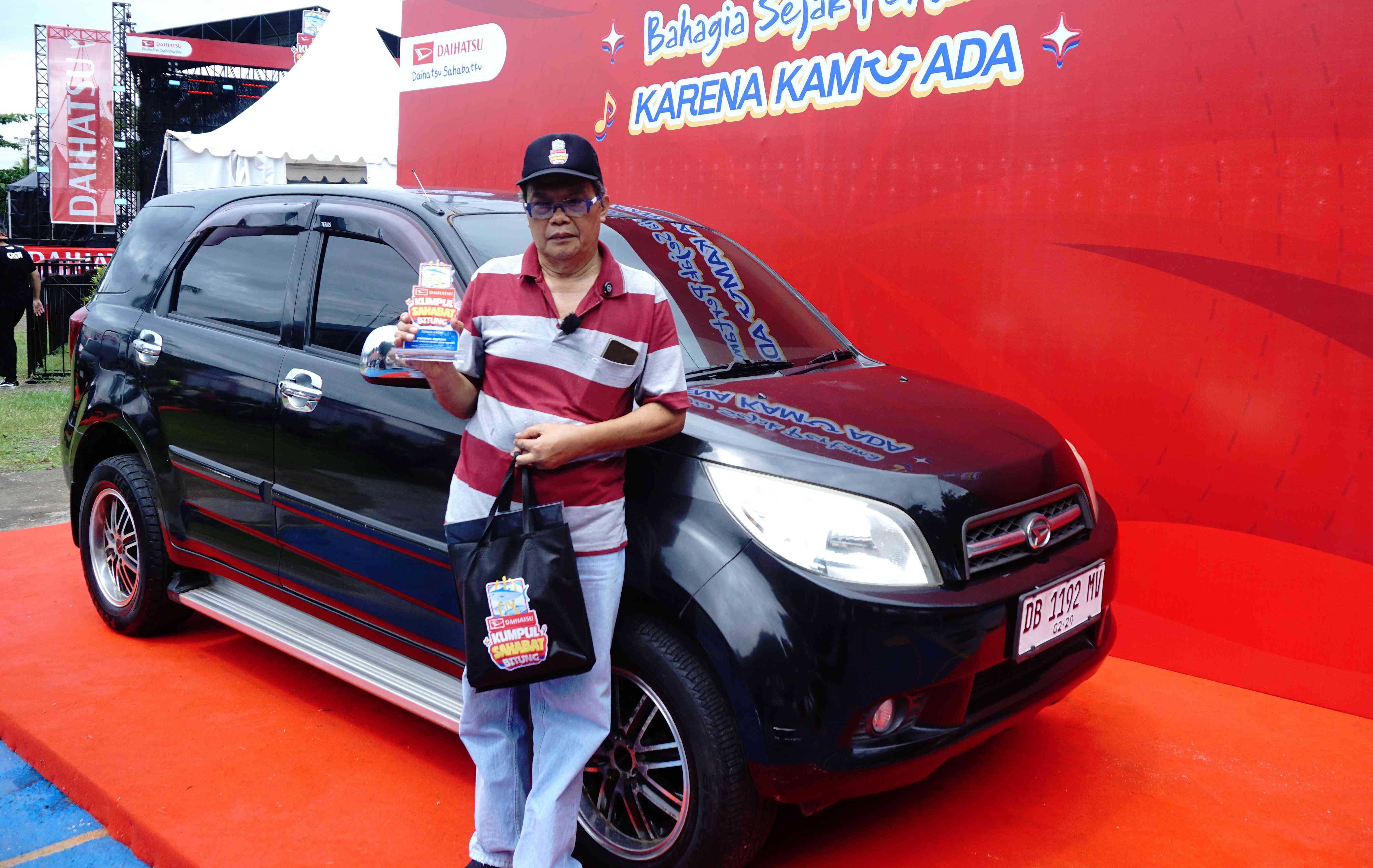 Daihatsu memberikan apresiasi kepada pengguna Daihatsu Terios asal Manado melalui Program Bahagia Sejak Pertama. (ADM)