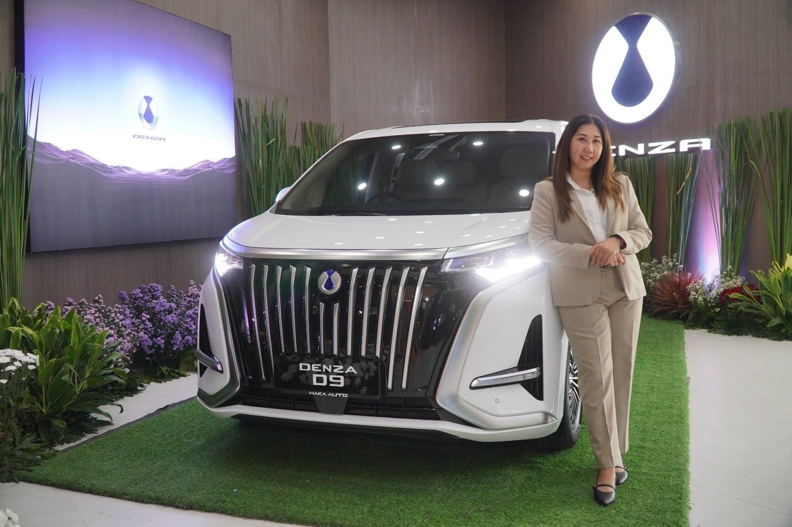 Tampilan MPV premium Denza D9 di Denza Haka di Mall Ciputra World Surabaya. (Haka Auto)