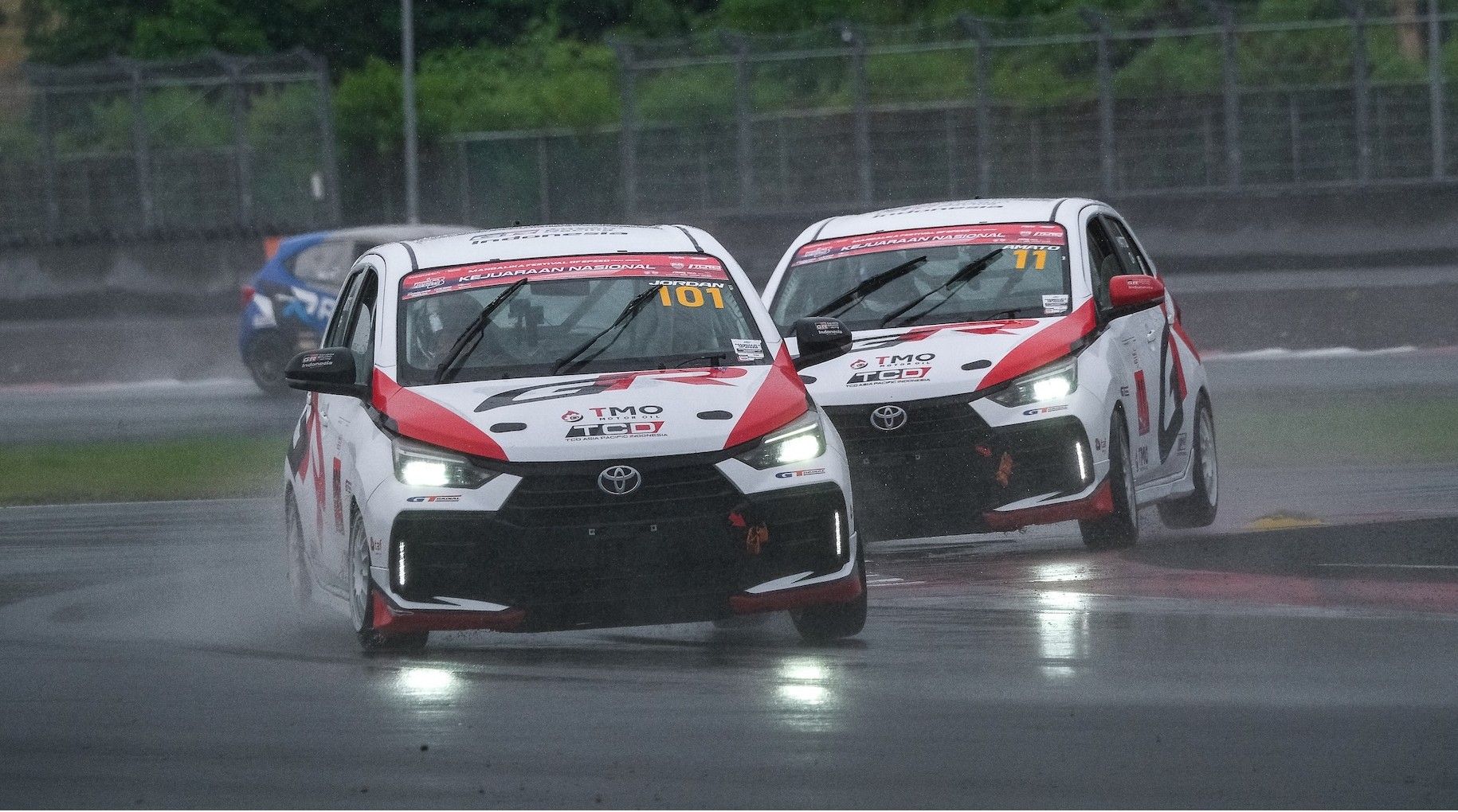 Hujan yang mengguyur lantai Sirkuit Mandalika menambah seru balapan. (TAM)