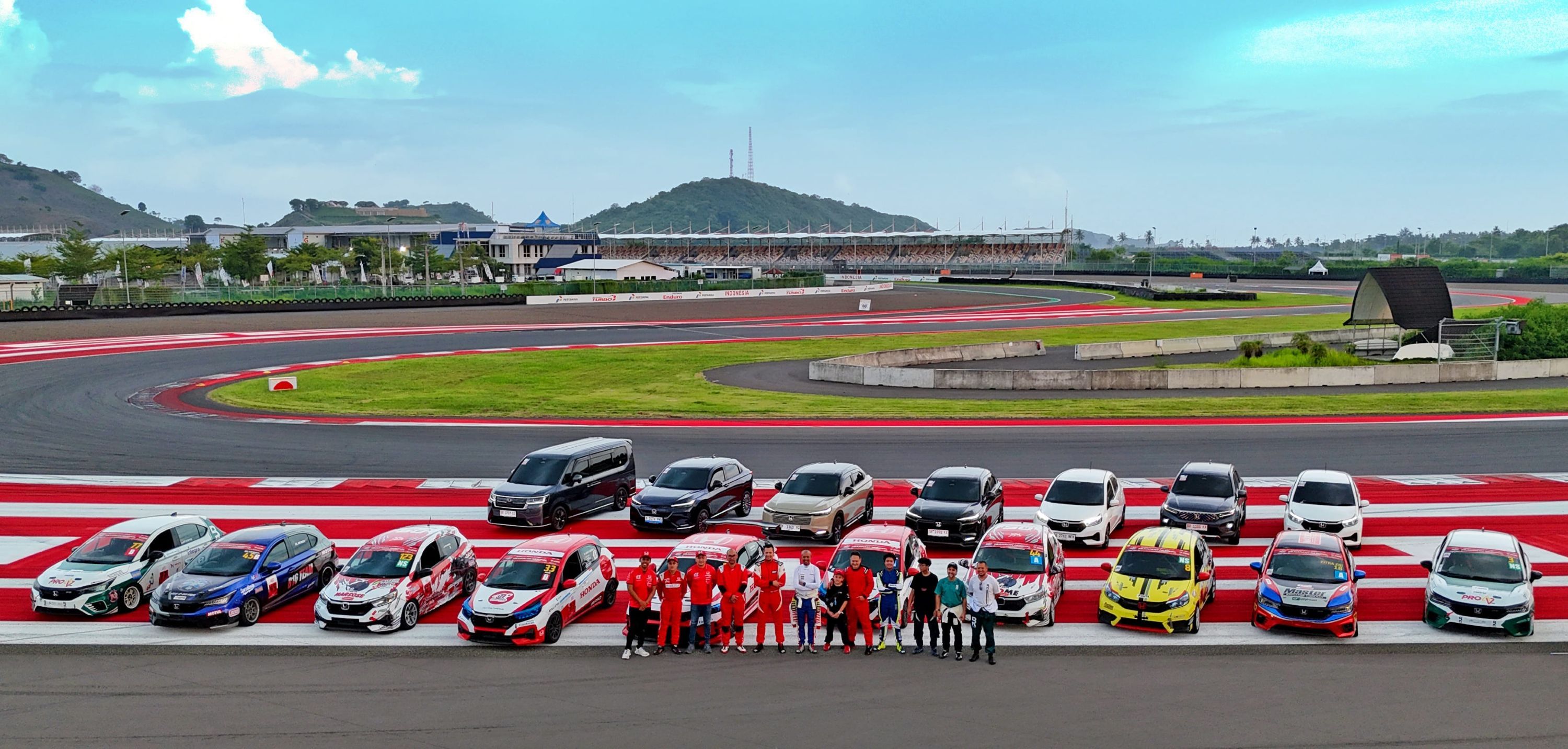 Pembalap Honda dari berbagai tim peserta MFoS 2025 berfoto bersama jajaran kendaraan hybrid Honda. (HPM)