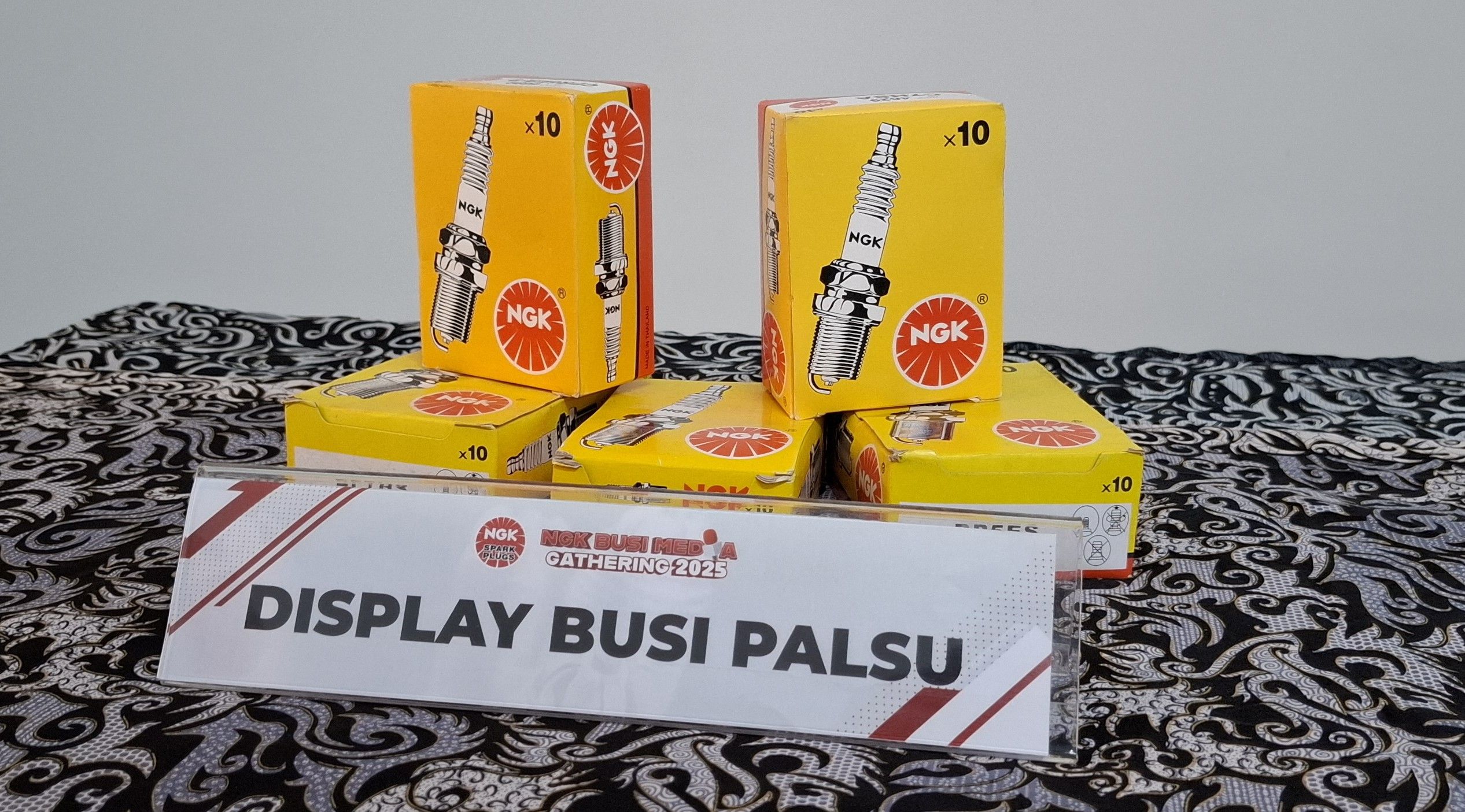 Contoh kemasan busi palsu NGK yang berhasil disita. (Chadie)