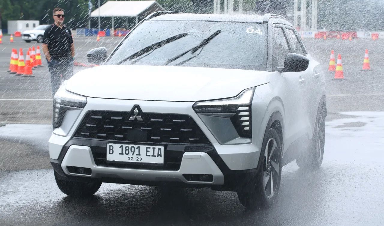 Mode Wet pada Mitsubishi Xforce menjaga traksi roda tetap optimal di jalan basah. (MMKSI)