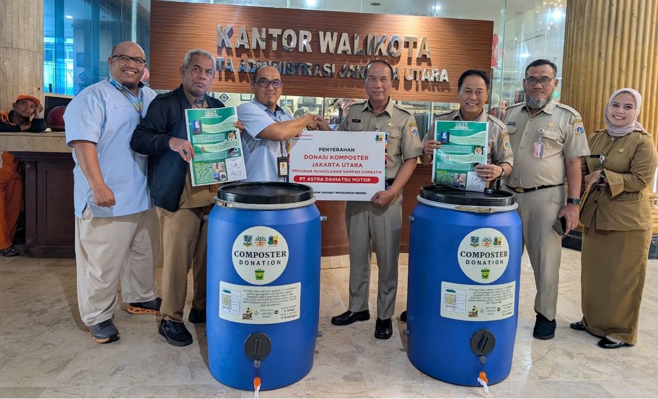 Penyerahan donasi komposter kepada masyarakat Kelurahan Papanggo serta Kelurahan Sungai Bambu, Sunter, Jakarta. (ADM)