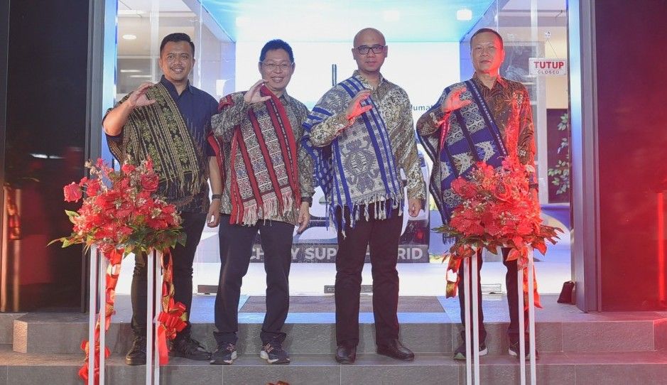 Perwakilan manajemen Chery Indonesia bersama perwakilan manajemen Chery Kupang. (CSI)
