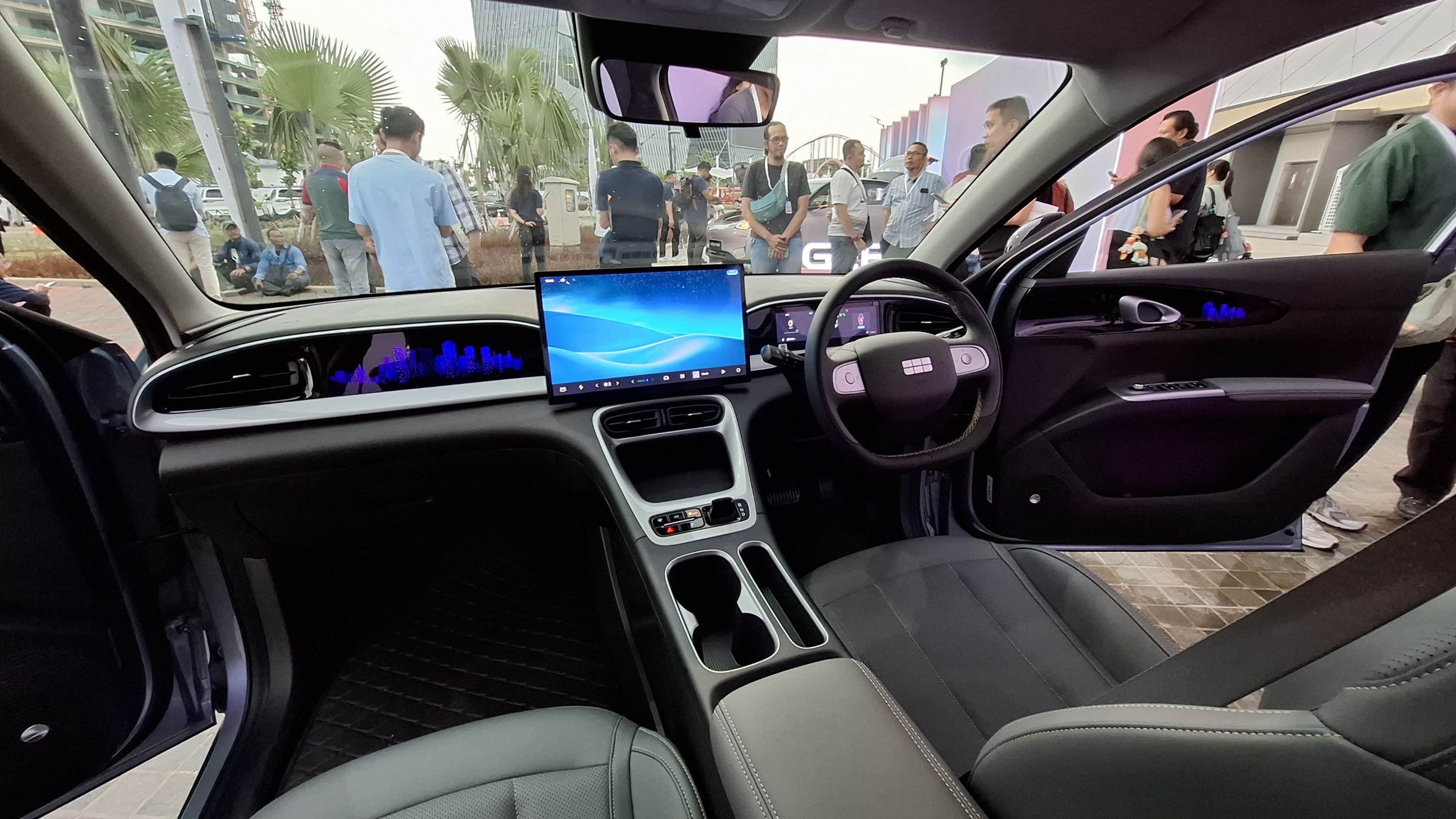 Desain interior yang menawan, lengkap dengan displai seukuran 'layar laptop'. (Chadie)