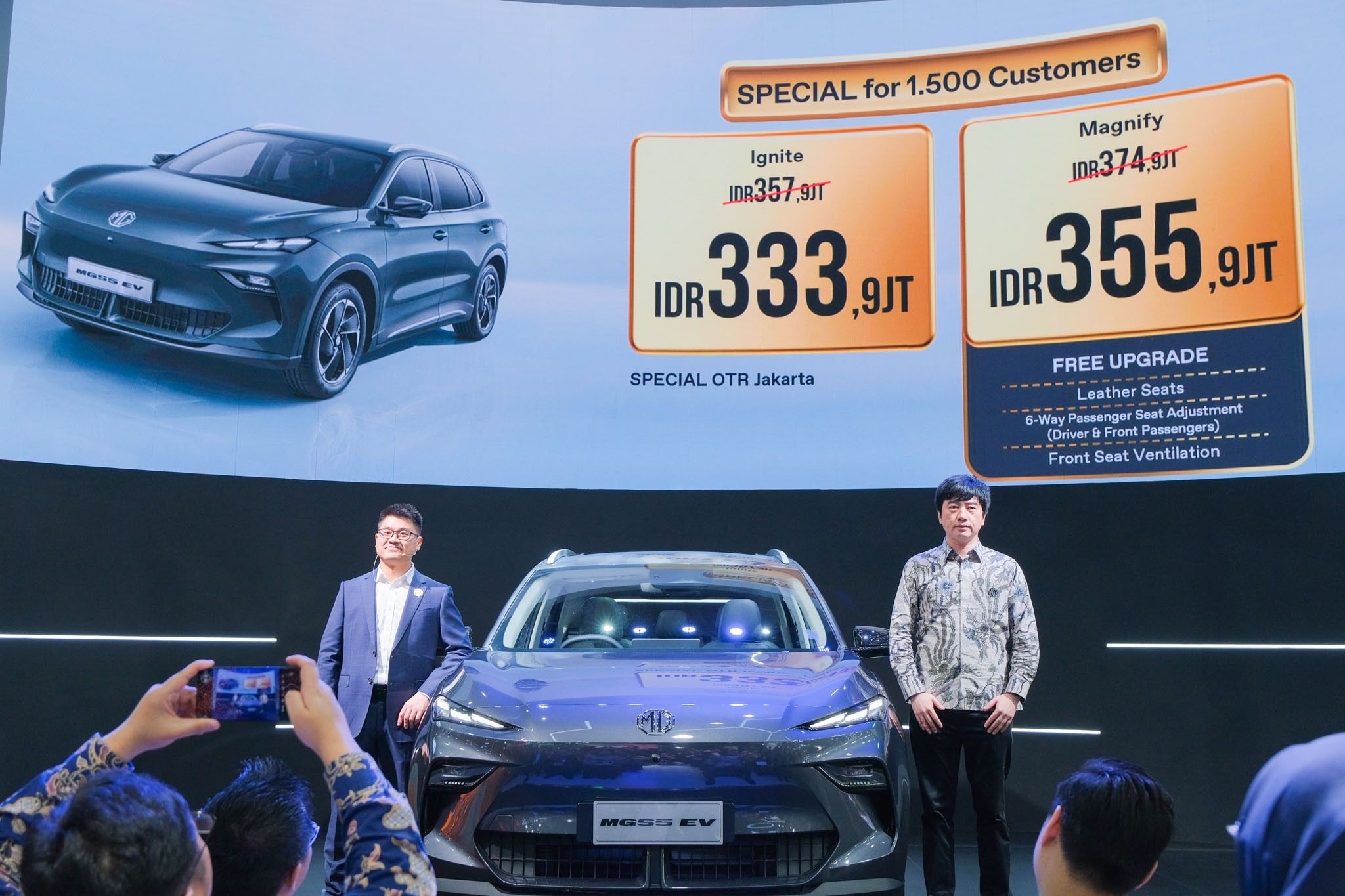 Product & Marketing MGMI Jimmy Zhang dan CEO MGMI Jason Huang saat mengumumkan harga resmi MG S5 EV di IIMS 2026. (MGMI)