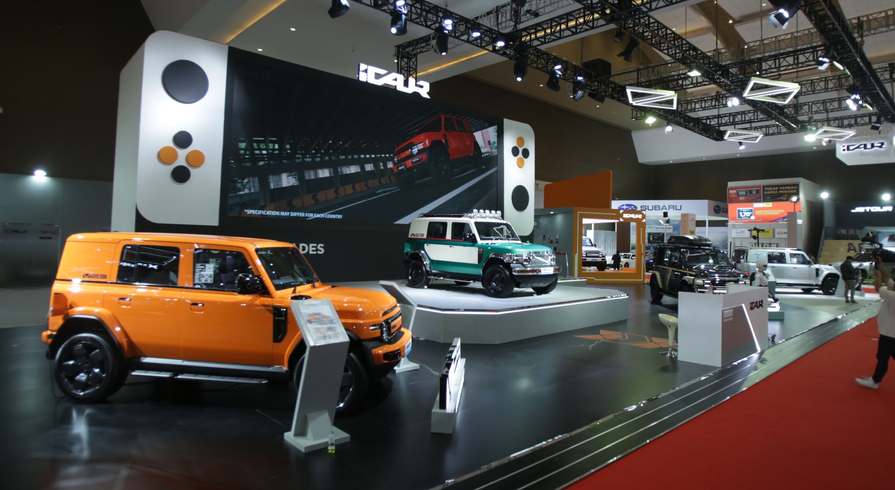 Pengunjung dapat melihat langsung berbagai varian iCAR V23, termasuk V23 OG dan Pro Edition dengan desain Retro dan Cyberspace. (iCAR Indonesia)