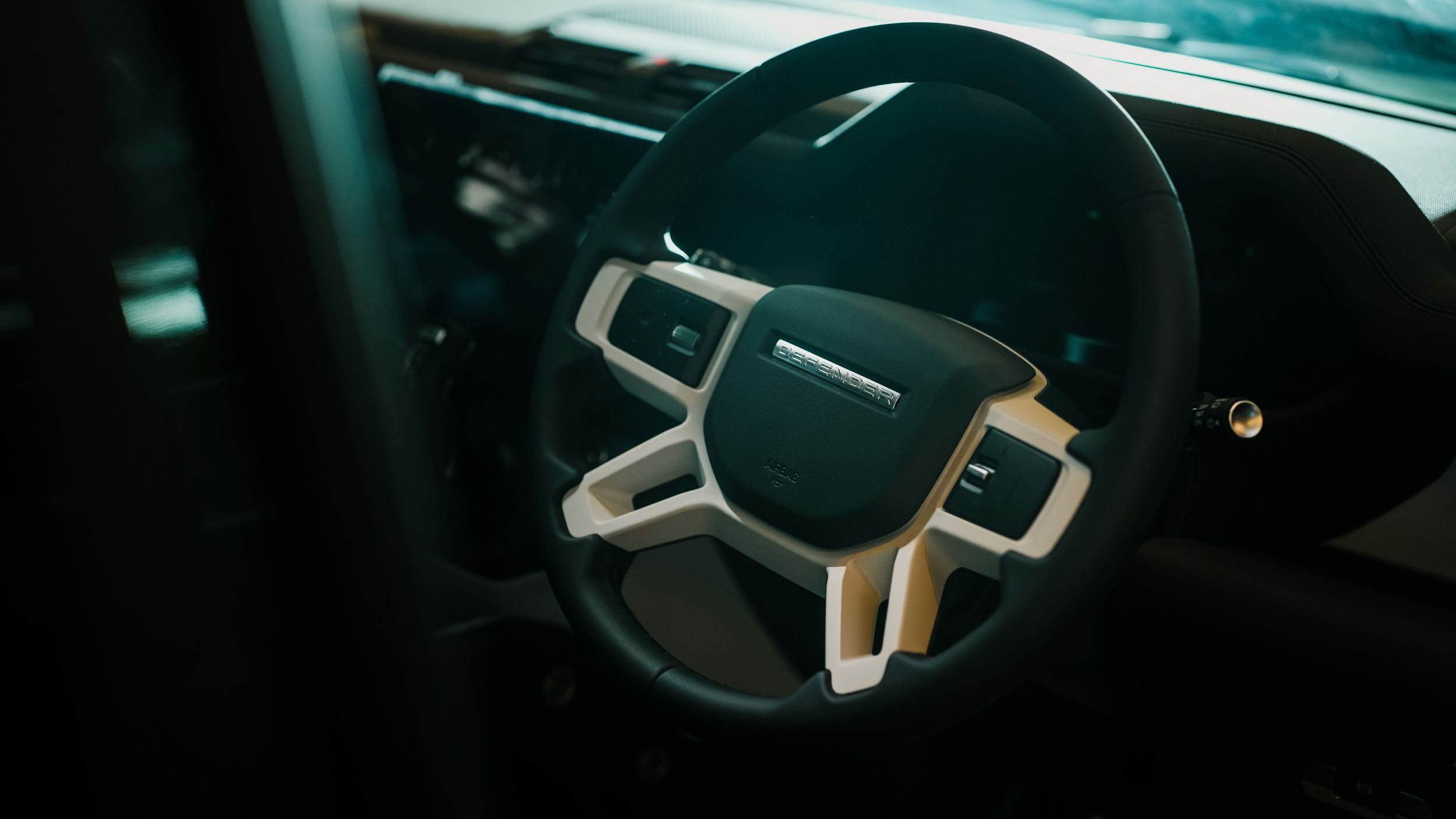 Bagian pengemudi Land-Rover Defender MY26. (JLM Auto).