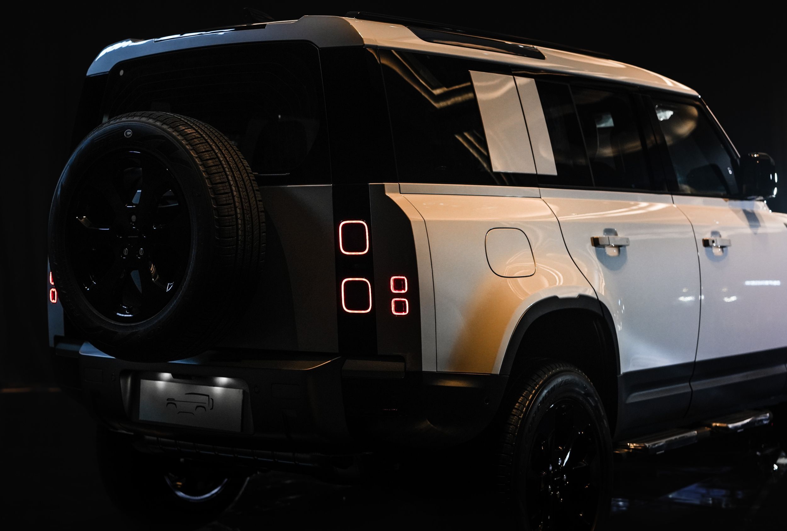 Land-Rover Defender MY26 tampak belakang. (JLM Auto)