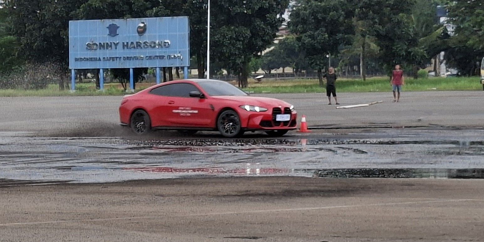 Salah satu peserta yang mendapat kesempatan praktik drifting di sesi pelatihan Drift. (Chadie)