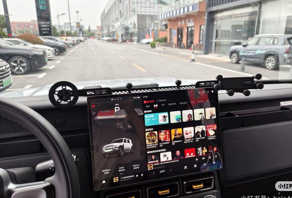 Terdapat titik Plug & Play di area dashboard untuk pemasangan perangkat navigasi. (iCAR)