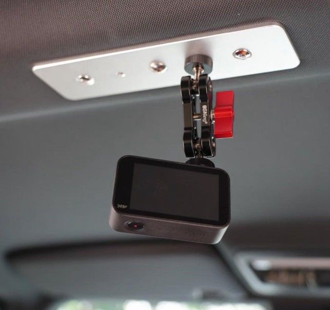 Titik multi-functional bracket memungkinkan pemasangan berbagai aksesori seperti tablet atau action camera untuk navigasi atau dokumentasi perjalanan. (iCAR)