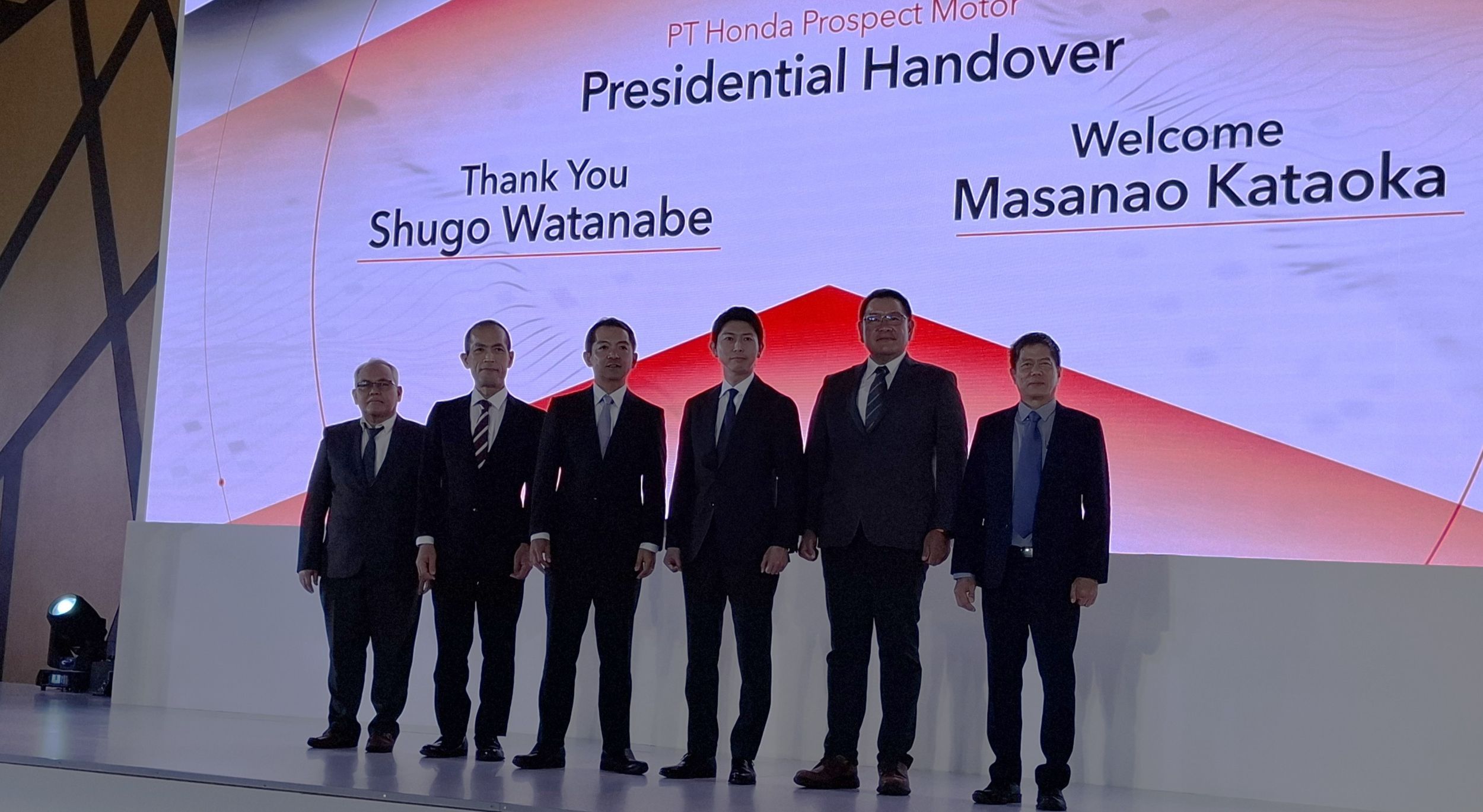 Jajaran direksi HPM berfoto bersama dalam seremoni serah terima posisi Presiden Direktur dari Shugo Watanabe kepada Masanao Kataoka. (Chadie)