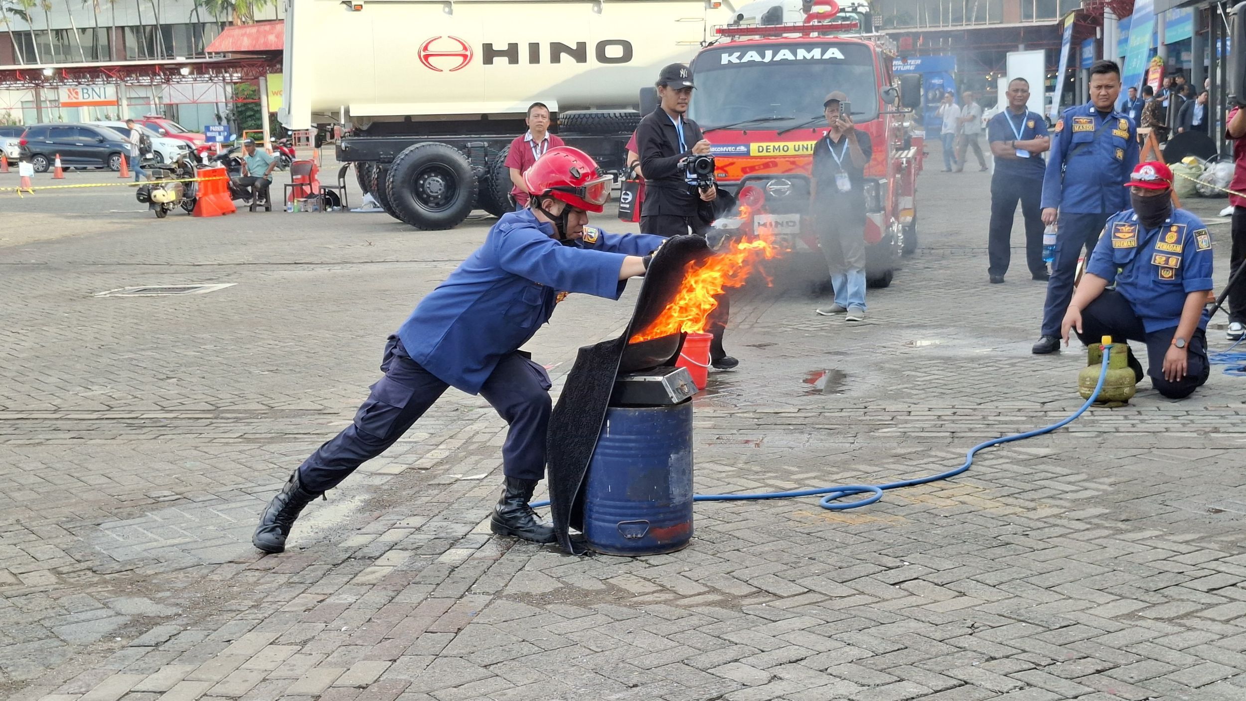Salah satu petugas Damkar mendemonstrasikan prosedur memadamkan kebakaran pada kompor gas menggunakan peralatan sederhana. (Chadie)