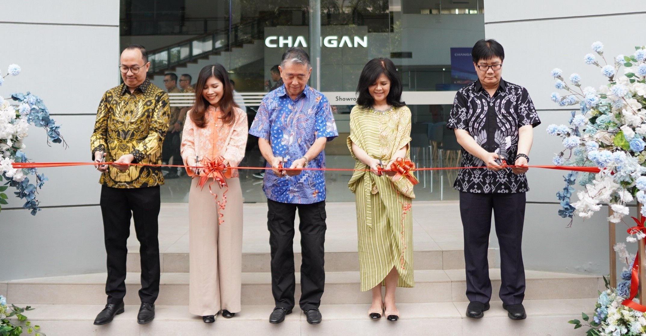 Seremoni pemotongan pita menandai peresmian diler Changan Bandung. (Changan)