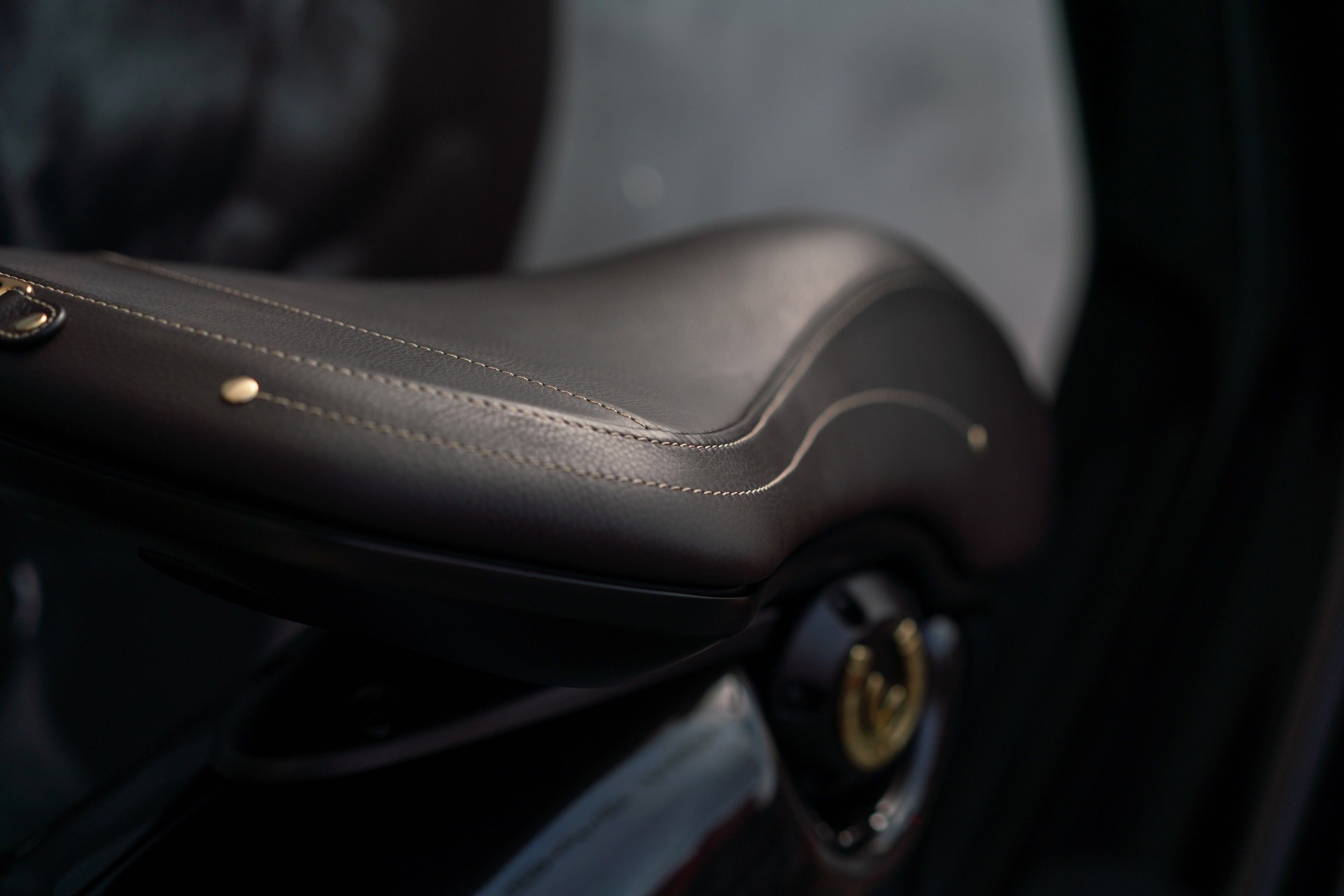 Jok kulit Vespa 946 Horse terinspirasi dari perlengkapan berkuda yang dibuat secara handmade. (PID)