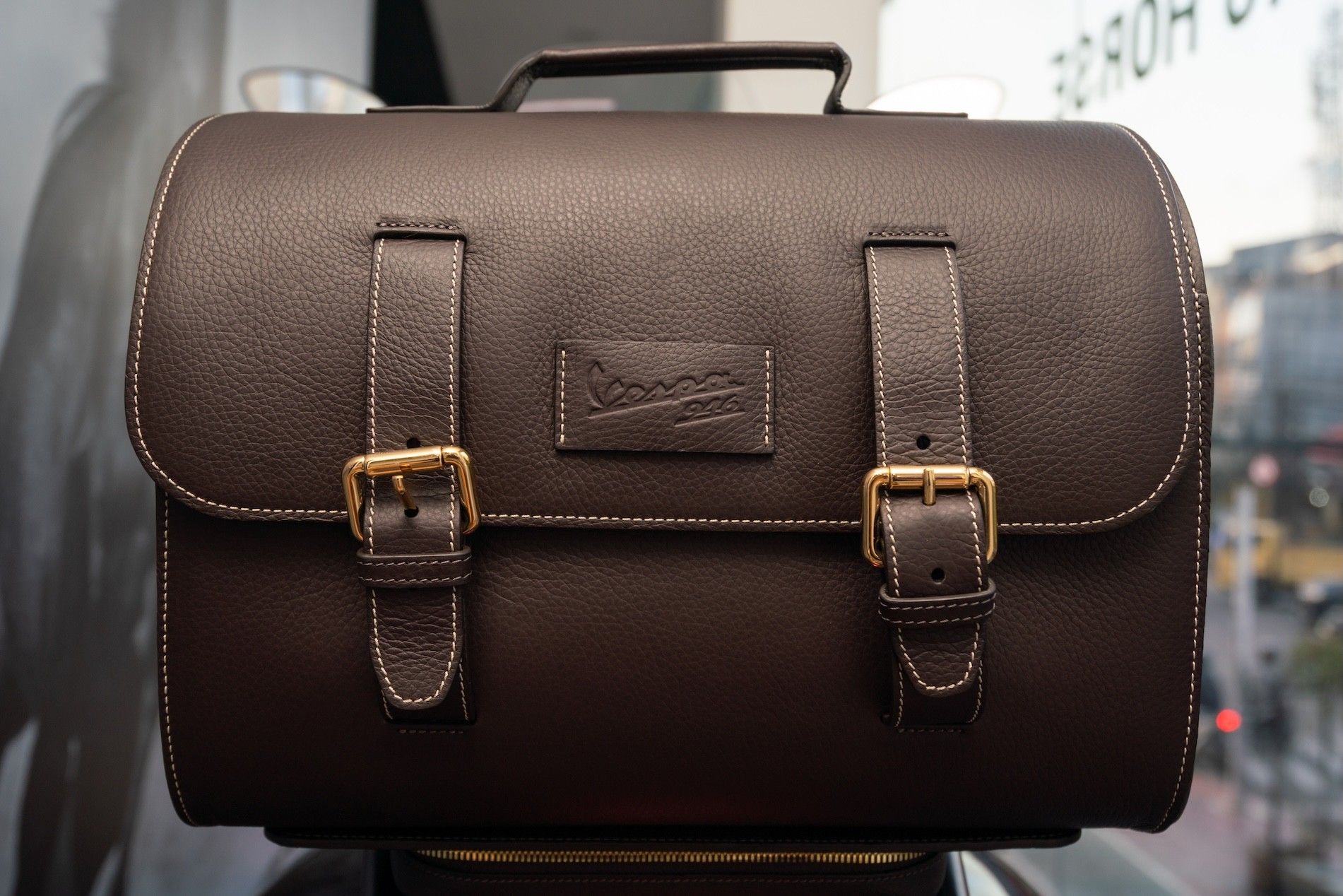 Tas kulit hasil karya perajin Italia hadir melengkapi aksesoris Vespa 946 Horse. (PID)