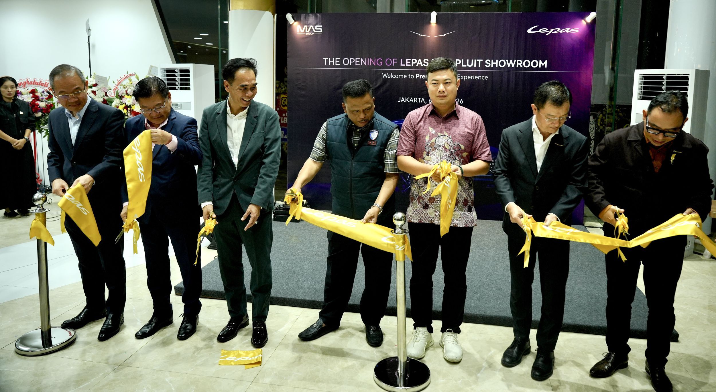 Seremoni pengguntingan pita menandai dibukanya diler Lepas MAS Pluit. (CSI).jpg