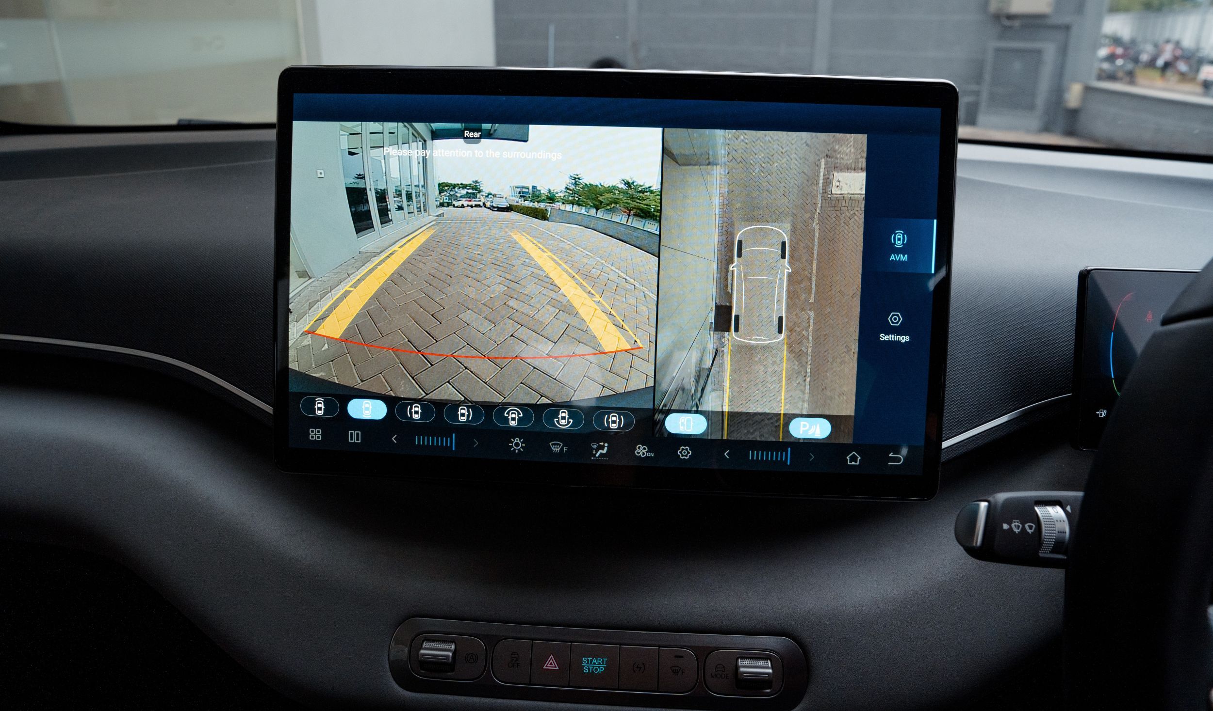 BYD ATTO 1 STD dilengkapi dilengkapi rear view camera, steering wheel tilt adjustment, serta layar infotainment 10,1 inci. (BYD indonesia)