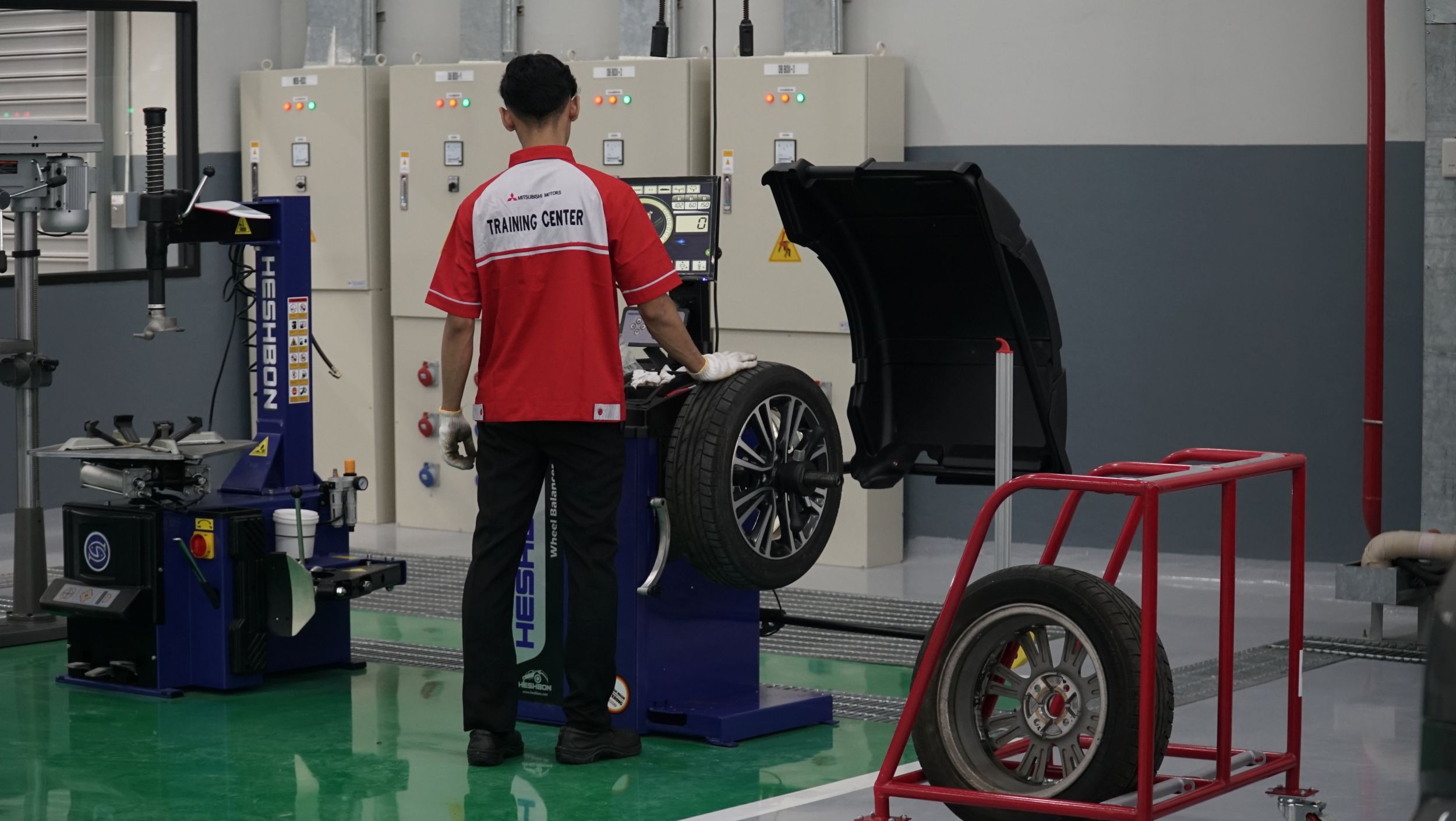 Melakukan balancing secara teratur untuk mencegah setir mobil bergetar pada kecepatan tertentu. (Mitsubishi Motors)