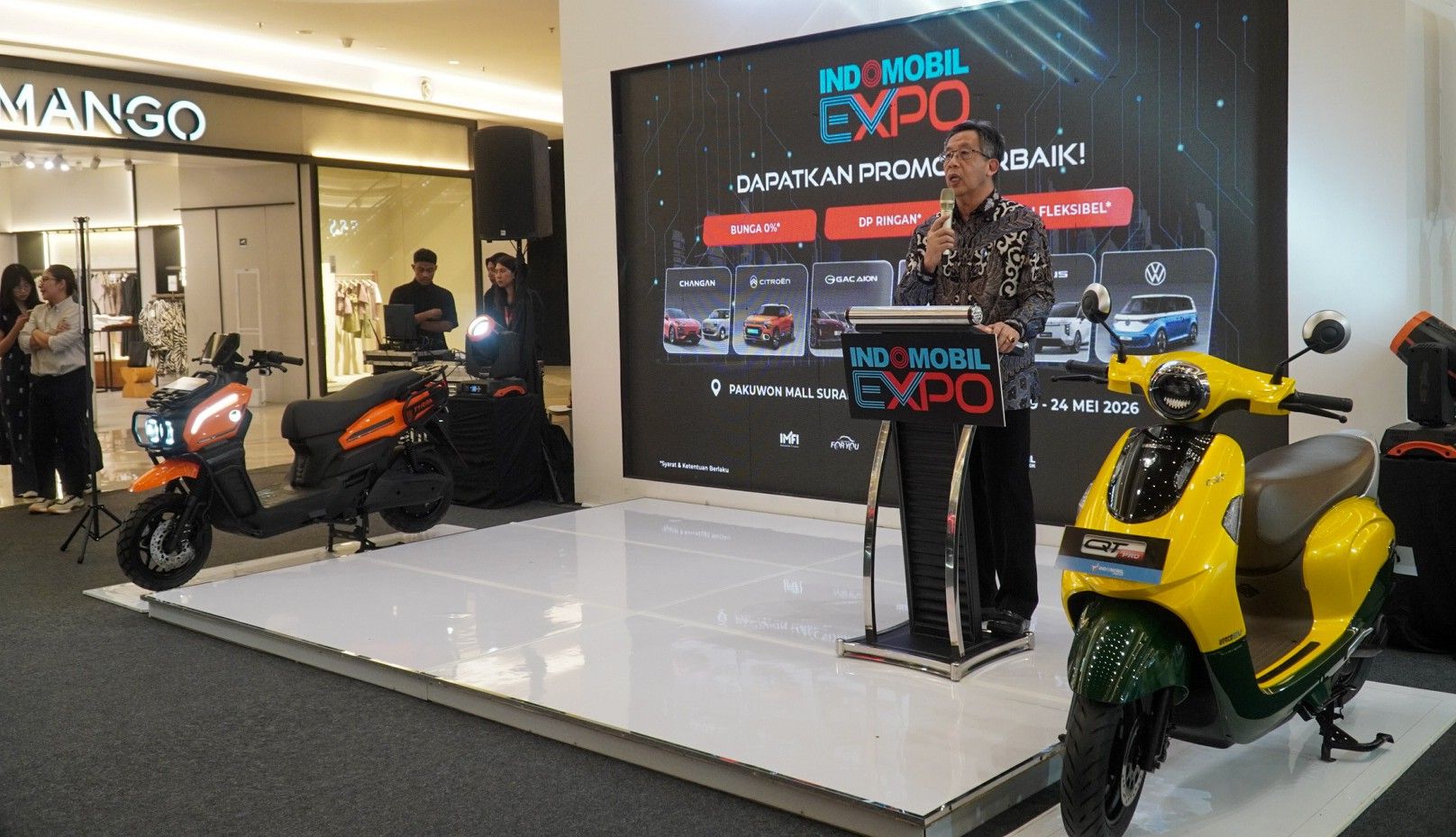 CEO Indomobil Dealers Group Santiko Wardoyo diapit dua model skuter listrik Indomobil eMotor di Indomobil Expo Surabaya 2026. (Indomobil Group)