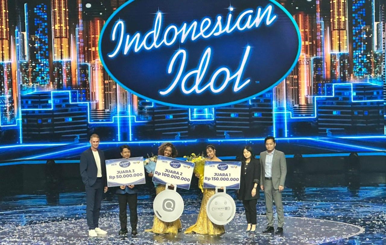 (dari kanan) Presdir Chery Group Indonesia Zeng Shuo, Direktur MNC Tbk Valencia Tanoesoedibjo, Celyna Grace, Niki Becker, dan Rio Lahskart berfoto bersama di ajang Indonesian Idol 2026 (CSI)