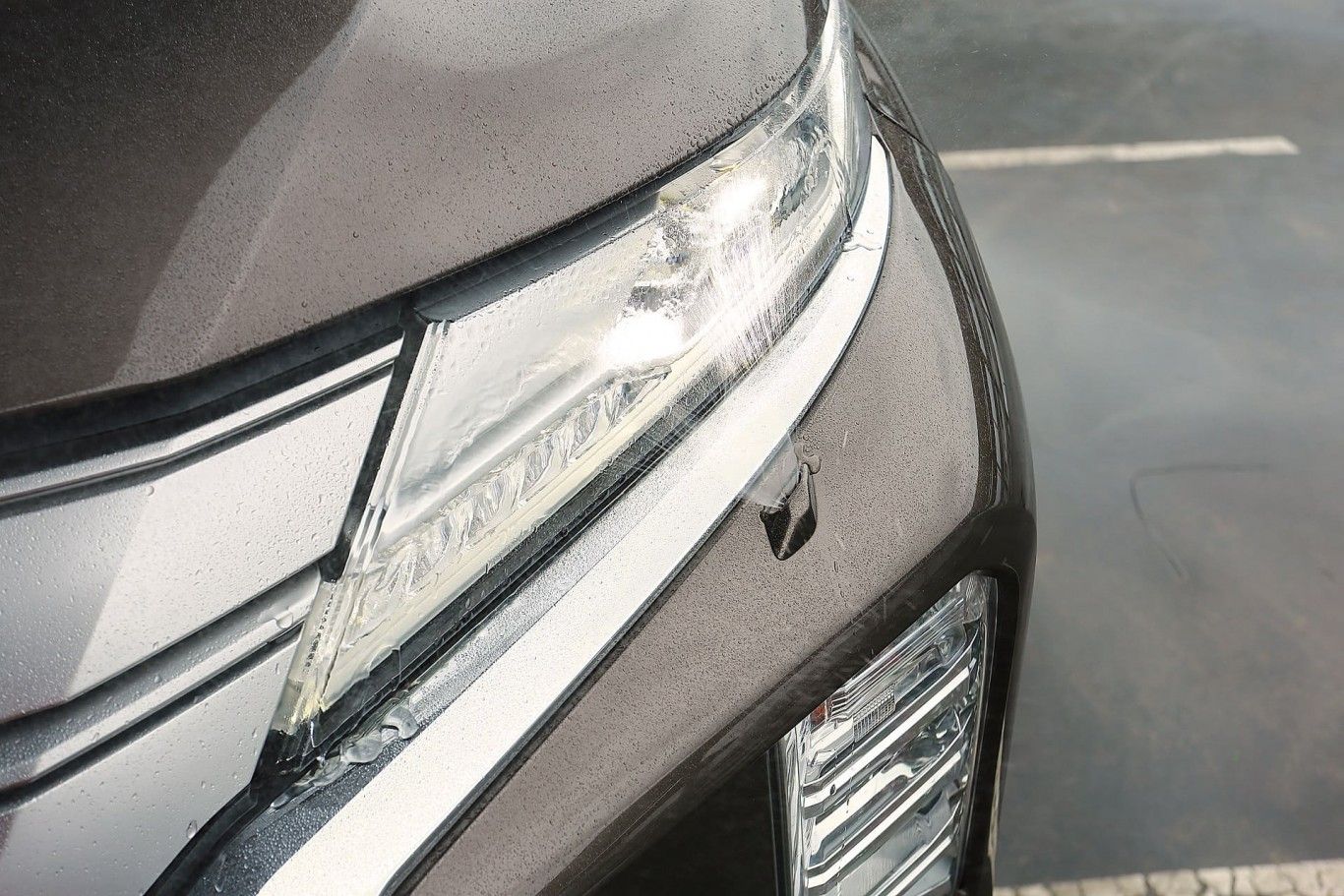 Headlamp Washer berguna membersihkan permukaan lampu depan saat kotor. (Mitsubishi Motors)