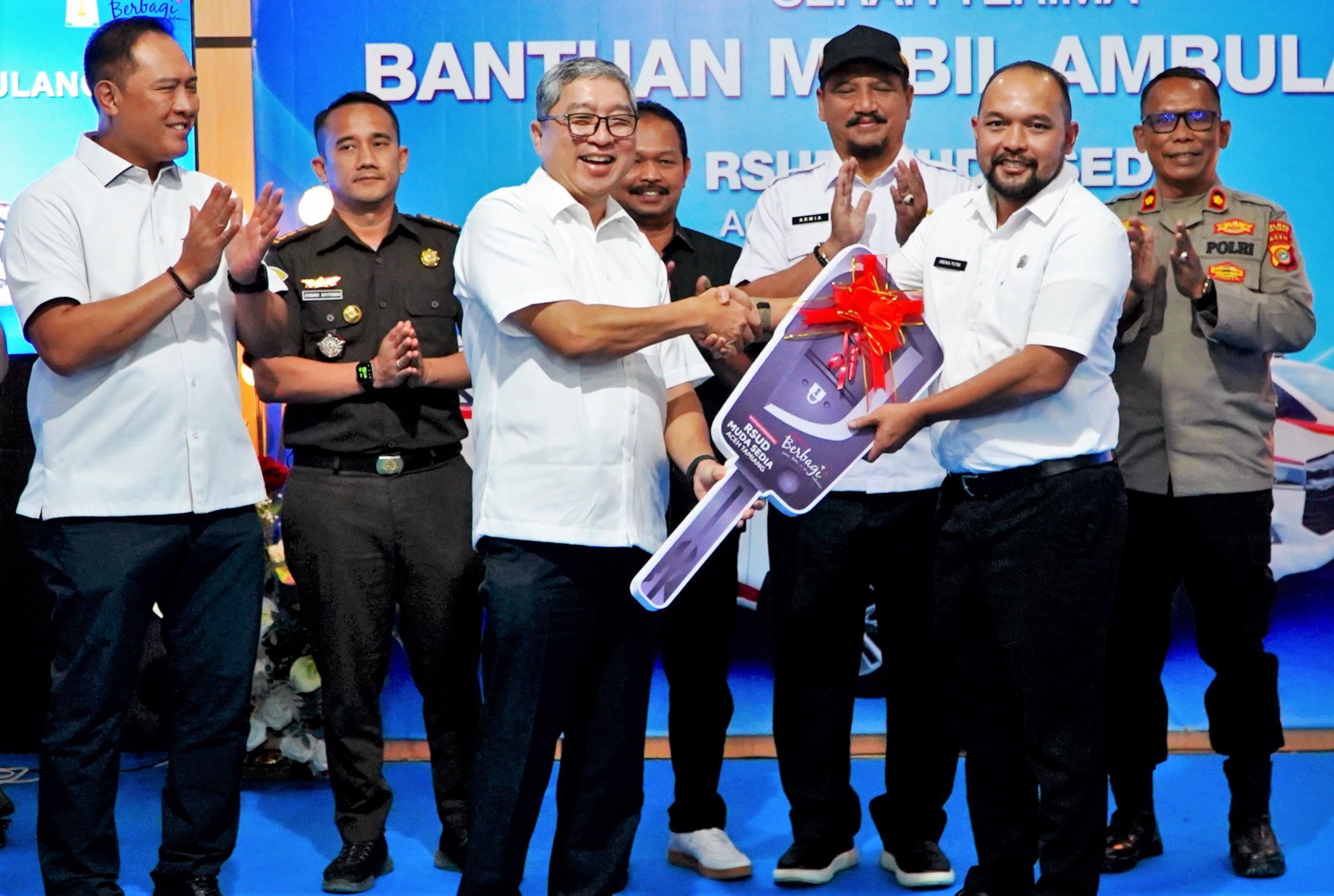 Serah terima 3 unit ambulans secara simbolis dari Toyota Indonesia ke RSUD Muda Sedia Tamiang. (TMMIN)