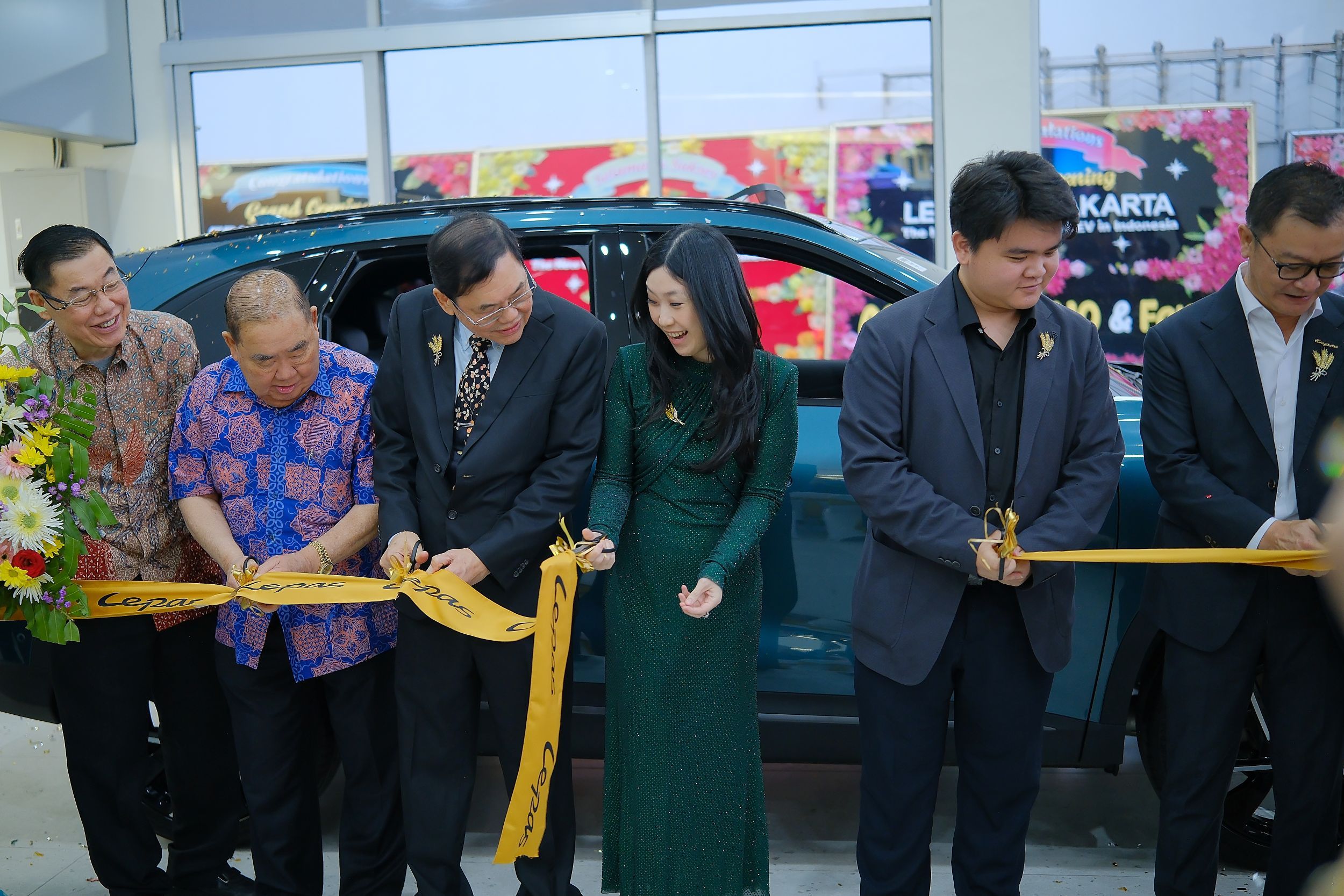 Pengguntingan pita menandai diresmikannya diler Lepas Yogyakarta. (Chery Group) .JPG