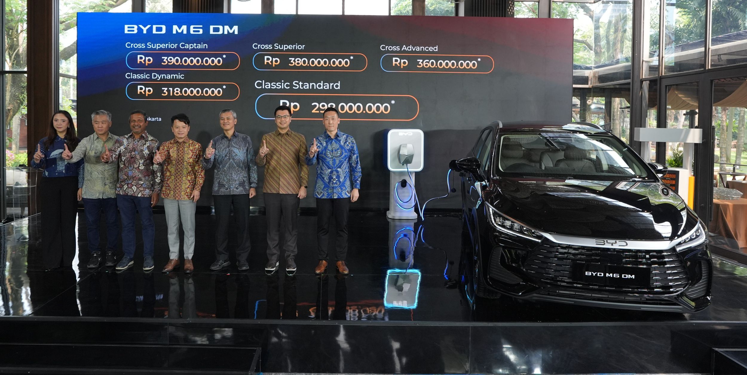 BYD M6 DM dibanderol dengan harga mulai dari Rp298 juta on the road Jakarta. (BYD Motor Indonesia)