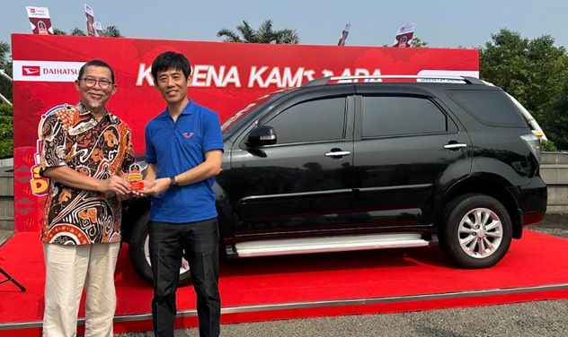 Daihatsu memberikan apresiasi kepada Mufti yang telah setia menggunakan Daihatsu Terios sejak 2012 melalui program “Karena Kamu Ada”. (ADM)