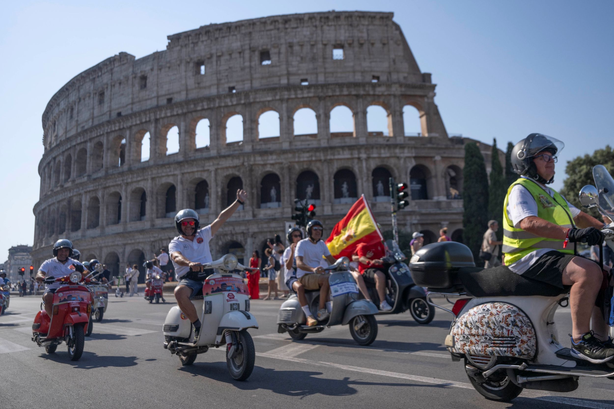 Beragam model dan tahun pembuatan mengikuti parade Vespa akbar di Roma. (PID)