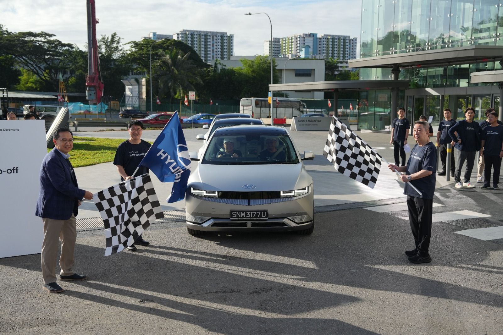 Foto 1 - Flag off perjalanan IONIQ 5 ASEAN Tour dari Singapura.jpeg